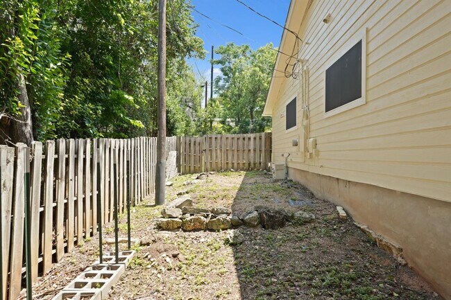 Building Photo - 2218 Bahama Rd