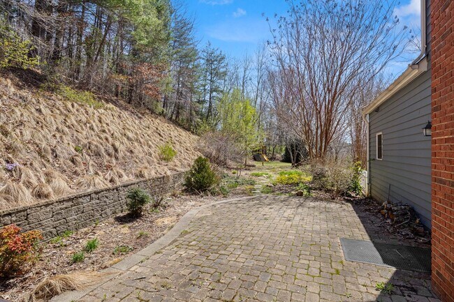 Building Photo - Spacious Cape Cod-Style Home in South Asheville
