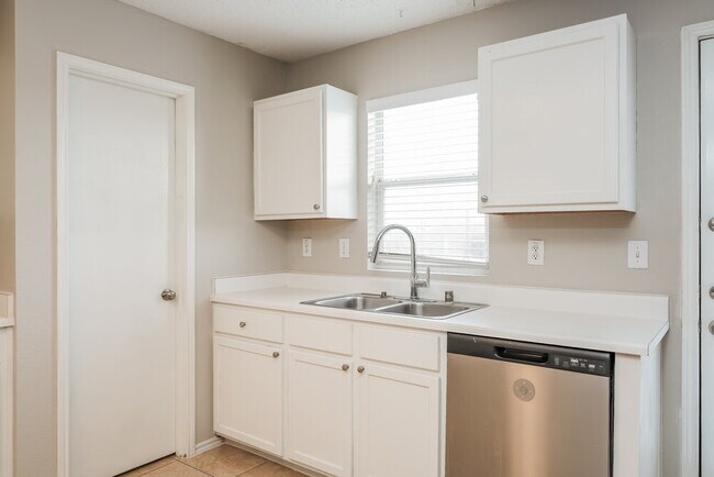 Building Photo - 8712 Cove Meadow Ln