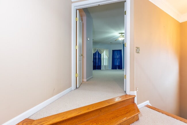 Building Photo - Spacious, Light-Filled Home in the Desirable Broadlands