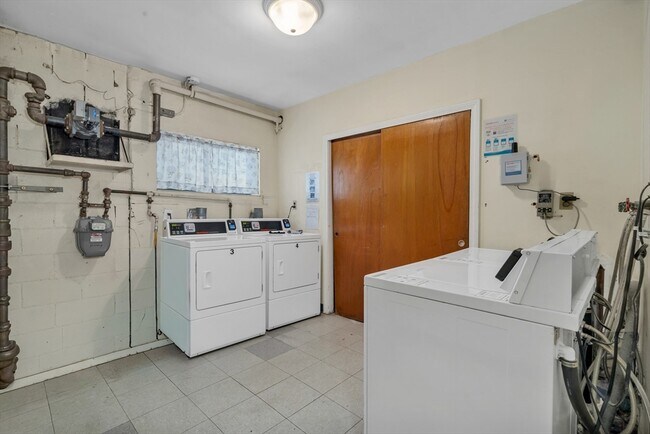 Building Photo - 27 Alpine St