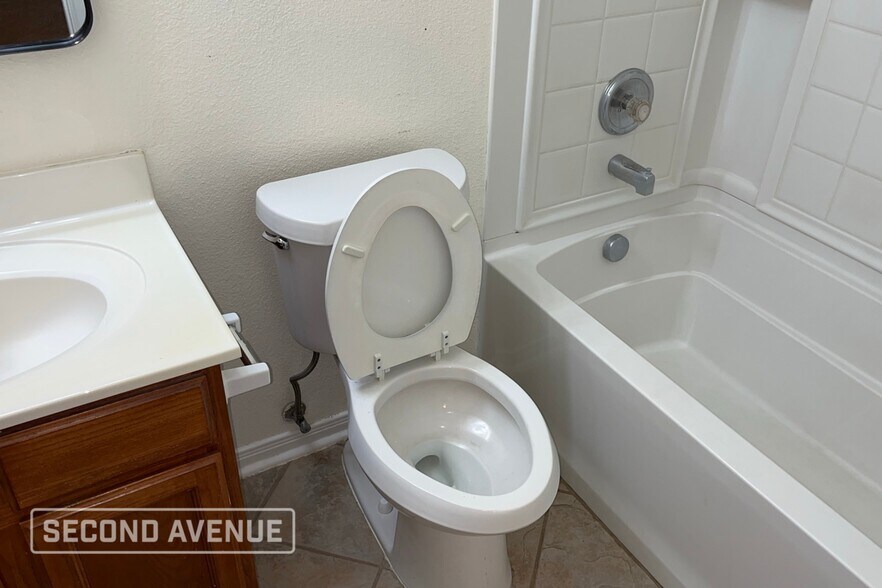 Building Photo - 2201 Encino Dr