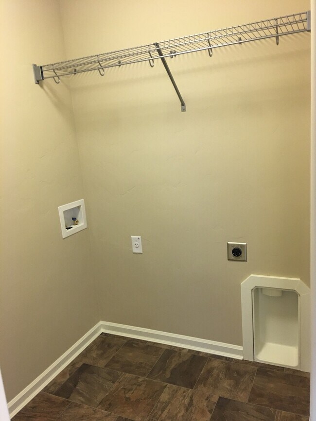 Building Photo - Gorgeous Newer Townhouse in NE Bend