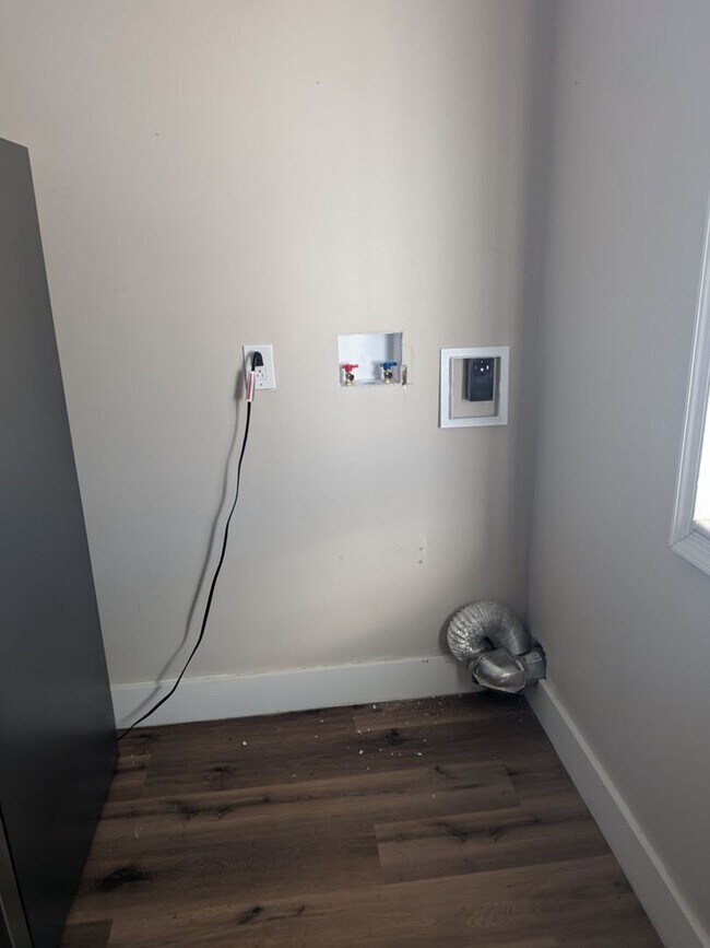 Building Photo - 1043 Meade Ave