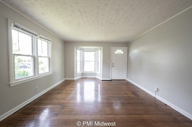 Building Photo - "Charming 2-Bed Home with Gleaming Hardwoo...