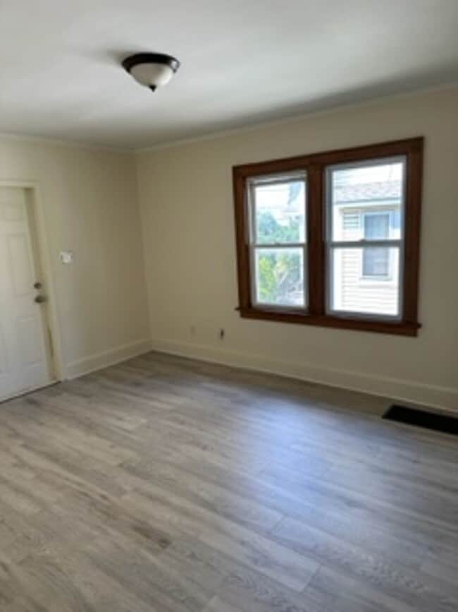 Building Photo - 2 bedroom & 1 bathroom House in Kenmore