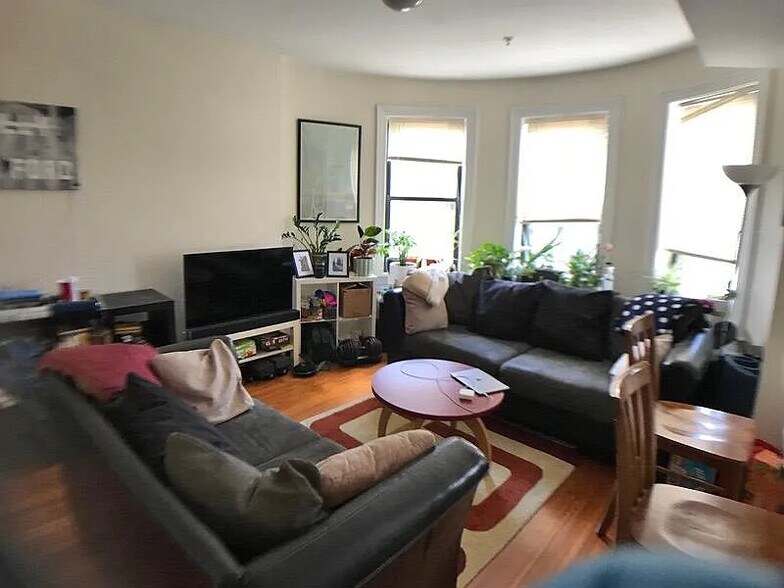 Primary Photo - 881 Massachusetts Ave