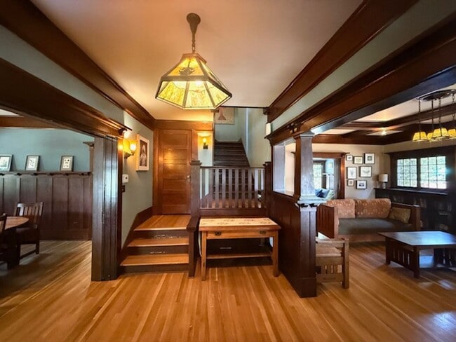 Building Photo - Furnished Craftsman Home - Pool, Entertain...