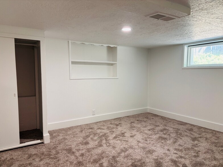 Building Photo - 694 S 600 E