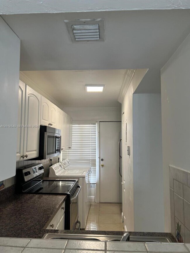 Building Photo - 9210 Fontainebleau Blvd