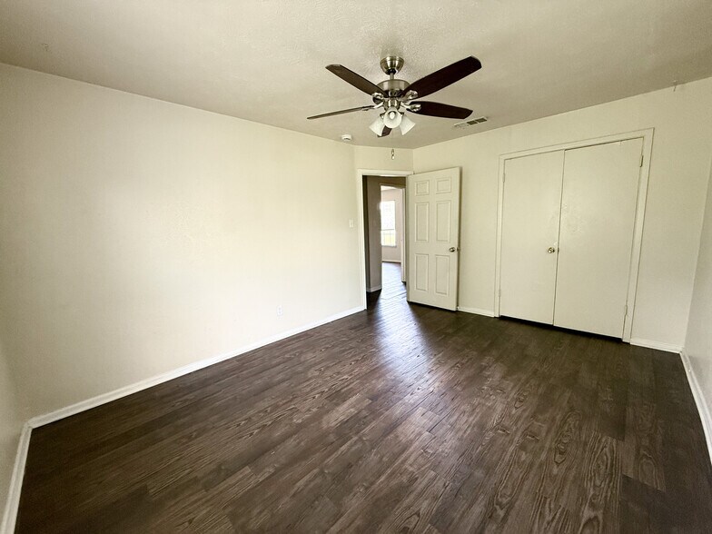 Building Photo - 3525 Country Club Rd