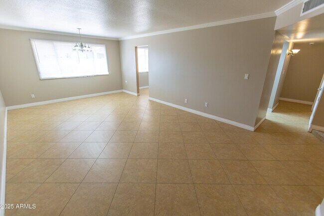 Building Photo - 704 E La Jolla Dr