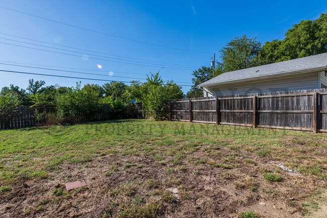 Building Photo - 645 S Poplar St