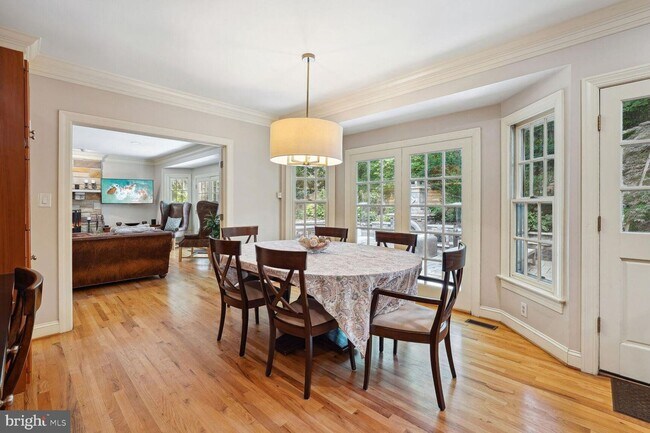 Building Photo - 5 Bed 4.5 Bath - Bethesda len Echo Heights...