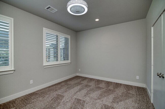 Building Photo - GORGEOUS 3 BEDROOM TOWNHOUSE LOCATED IN FORT WORTH!