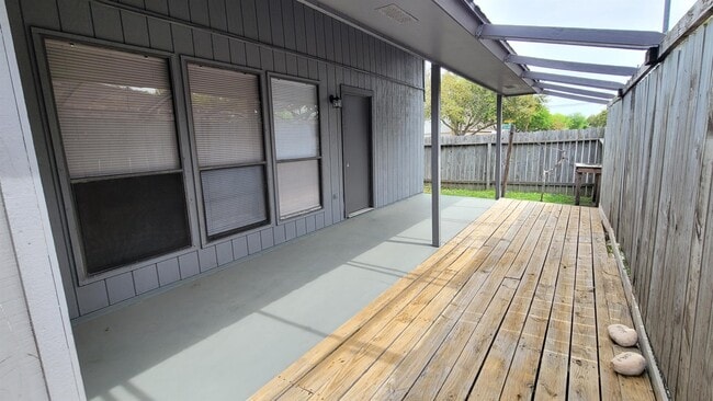 Building Photo - 6925 Fawn Ridge Dr