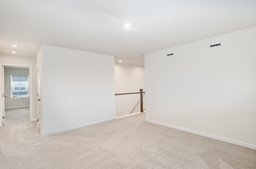 Building Photo - 605 Club View Way