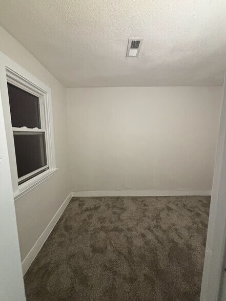 Bedroom/Office - 201 Mackinaw St