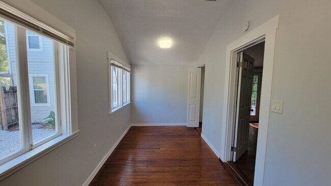 Building Photo - Charming Cottage Style 2 bed/1 bath Home N...