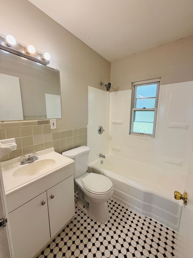 Building Photo - Three bedroom Home for Rent - Florissant