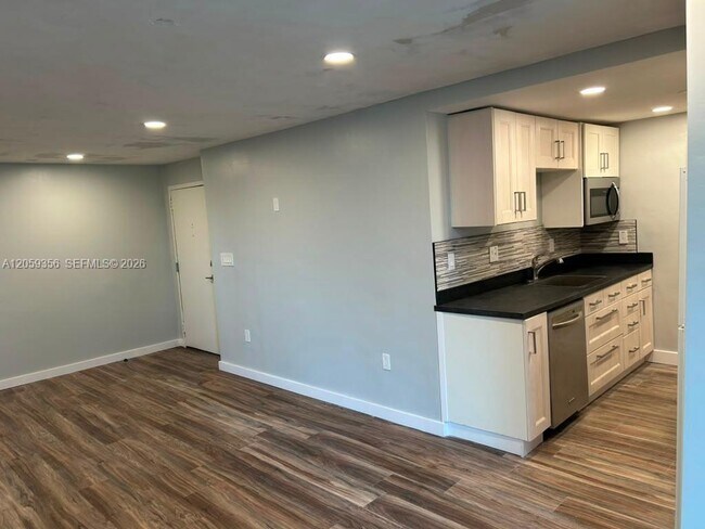 Building Photo - 9320 Fontainebleau Blvd