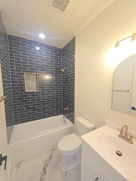 Secondary Bathroom - 1205 Lee St