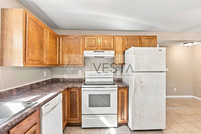 Building Photo - 121 Lyndhurst Dr