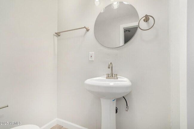 Building Photo - 423 E Crescent Ave