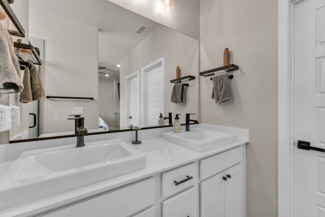 Building Photo - Fully Furnished Modern Townhome with utilities included and flexible lease options available