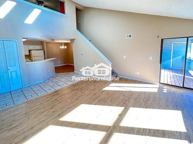 Building Photo - 12093 W Cross Dr