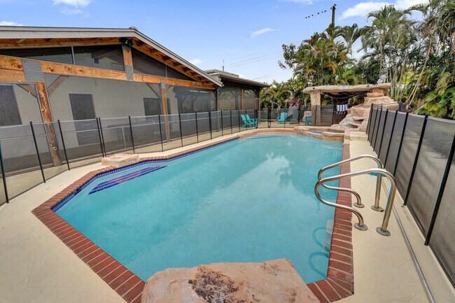 Building Photo - 5612 Harding St