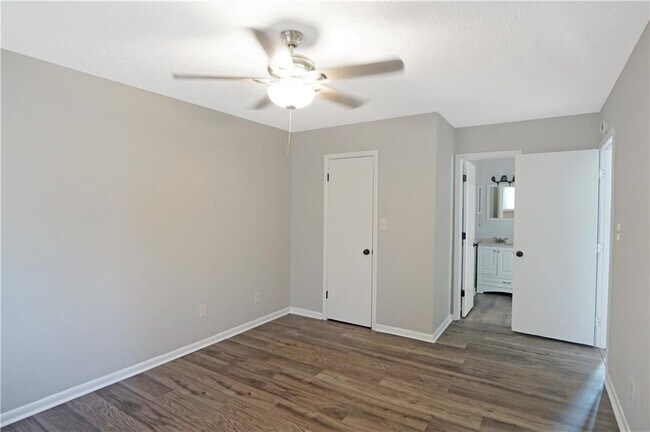 Building Photo - 291 Country Club Dr