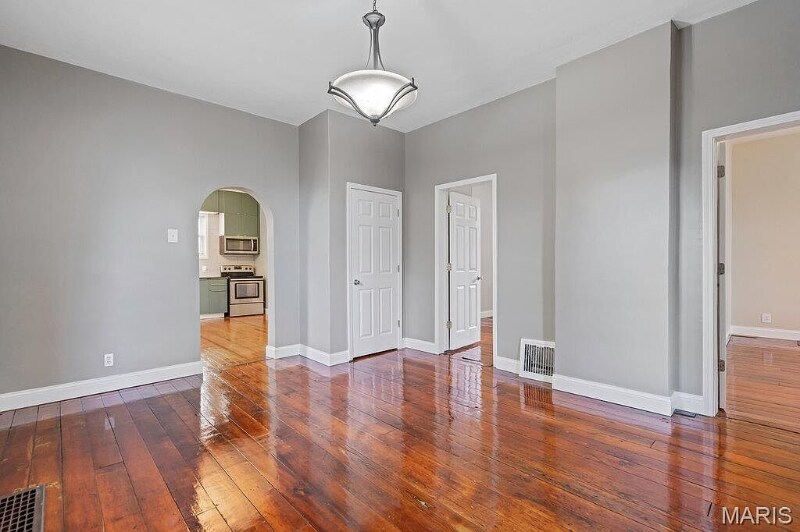 Building Photo - 1116 E 5th St