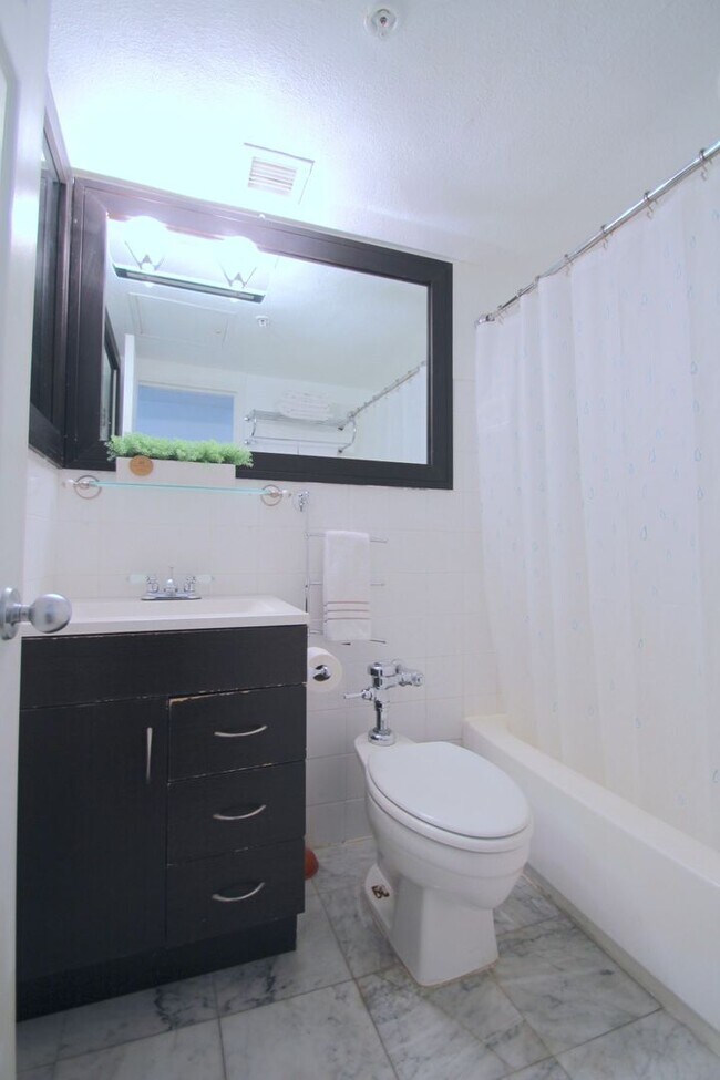 Building Photo - Spacious one bedroom unit at the Flamingo South Beach Resort!