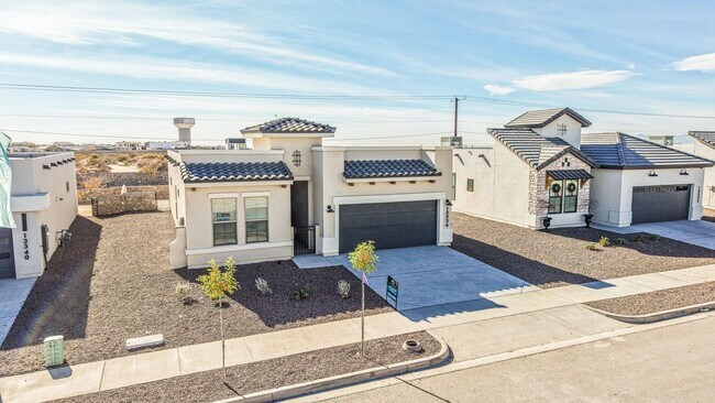 Building Photo - Beautiful East side House 4 bed-2.5 baths, part of The Overlook Casa Club that includes Swimming ...