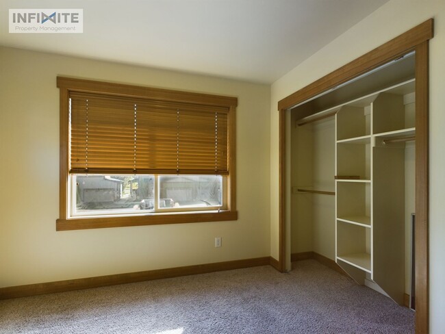 Building Photo - 3 Bedroom and Office!