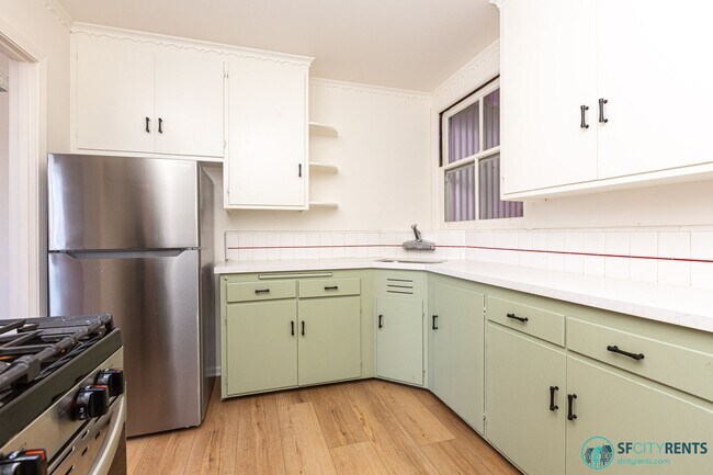 Building Photo - Outer Sunset: Top Floor w/ Shared Yard & Laundry on N Judah Line