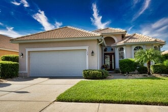 Building Photo - Seasonal Short-Term Single Family Pool Home in Pelican Pointe Golf & Country Club!