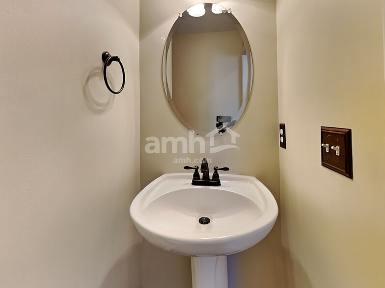 Building Photo - 11 Bittercrest Ct