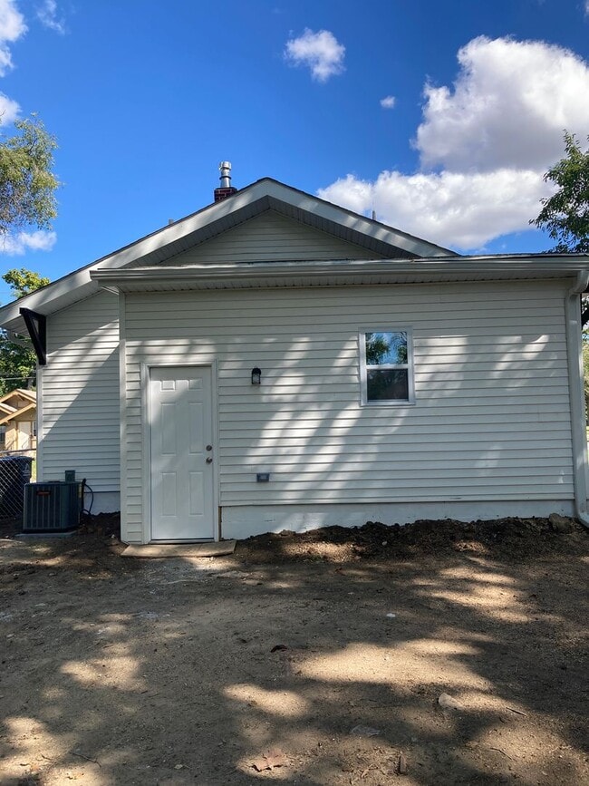 Building Photo - 1 Bedroom Fully Remodeled