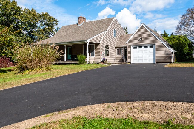 Building Photo - 131 Hemlock Dr