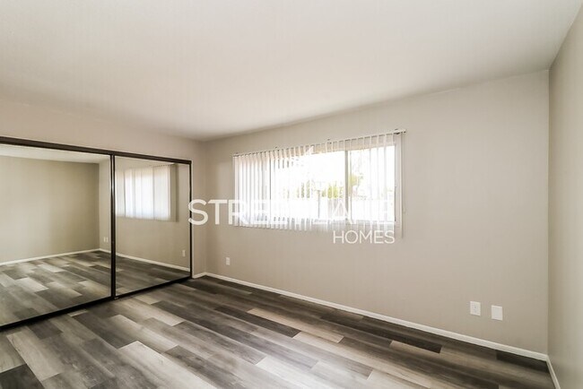 Building Photo - Charming 4 bedroom POOL home in Phoenix!