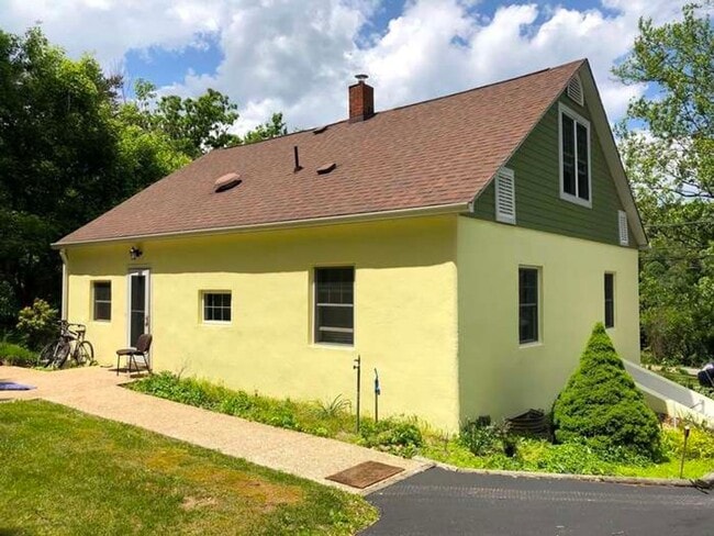Building Photo - Four Bedroom House just outside Blacksburg
