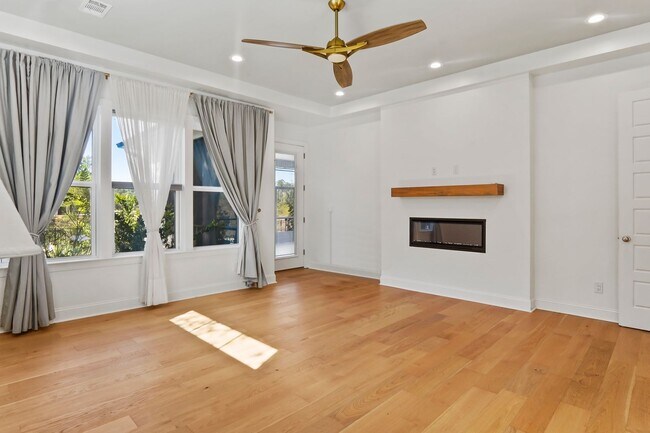 Building Photo - Pool/ Waterfront/ Custom Home in Waterways!