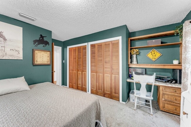 Building Photo - 400 Robin Ln