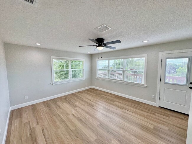 Building Photo - Beautifully Renovated 2-Bed/1-Bath Upstair...
