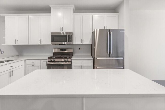 Building Photo - Stunning 3-Bedroom Townhouse in the Heart of South End!