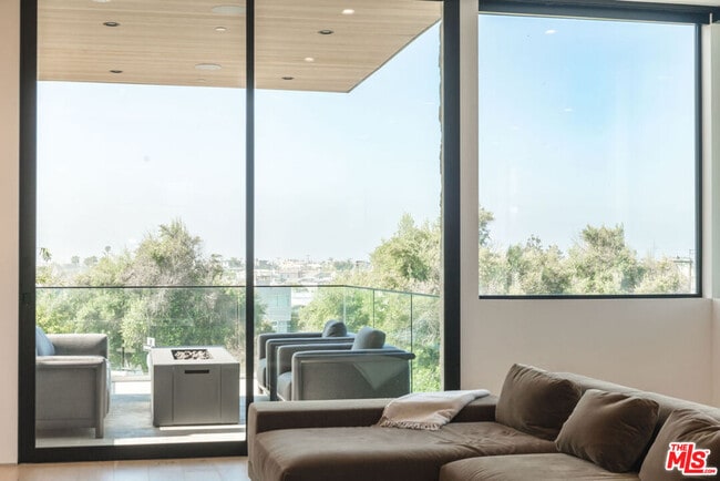 Building Photo - 606 N Ardmore Ave