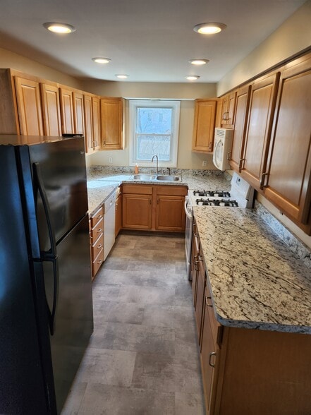Kitchen - 4607 James St