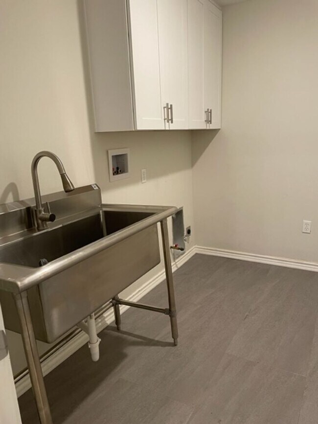 Building Photo - Application Received | Updated Single-Story 3 Bed, 2 Bath | Big Yard | Pet Restrictions